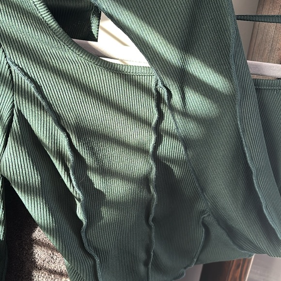 Bell Sleeve Y2K crop top - Picture 4 of 6